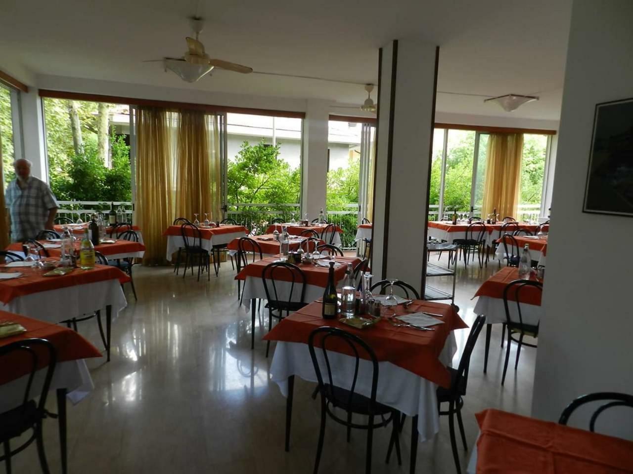 Hotel Ville De Paris リッチョーネ エクステリア 写真